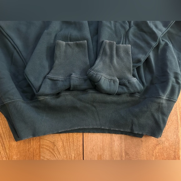 NWT- American Eagle Crew Neck Sweatshirt- oversized medium - Picture 9 of 11